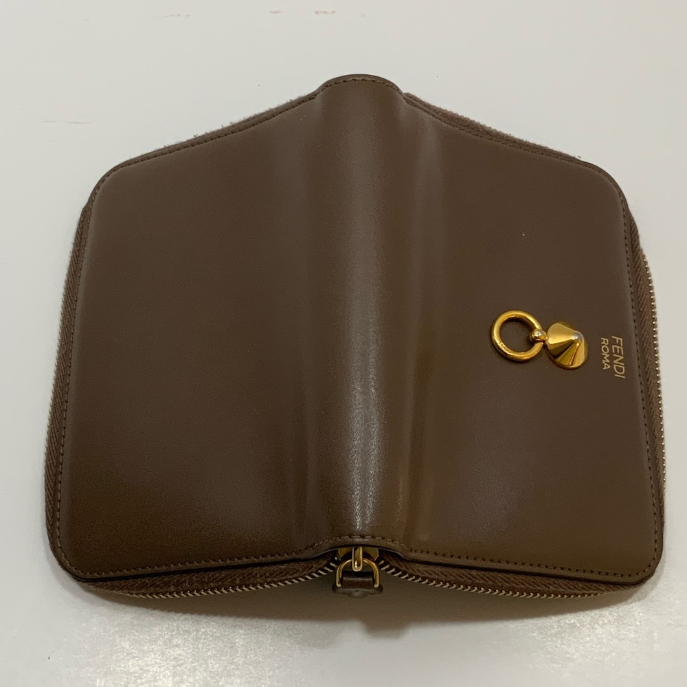 FENDI Bifold Wallet Visor
Way Leather Brown Women's
8M0401-6GM - Picture 12 of 16